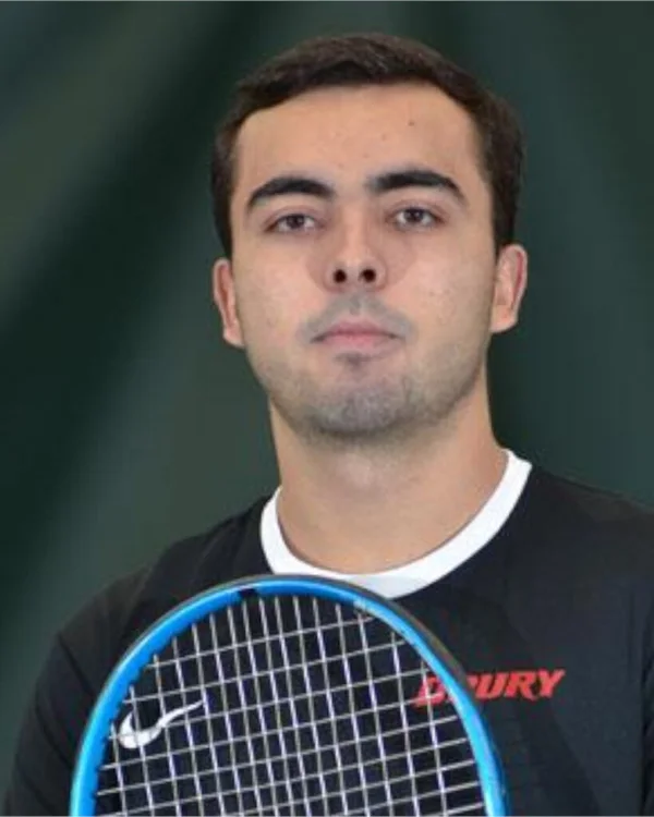 Gabriel Barrientos con su raqueta de tenis