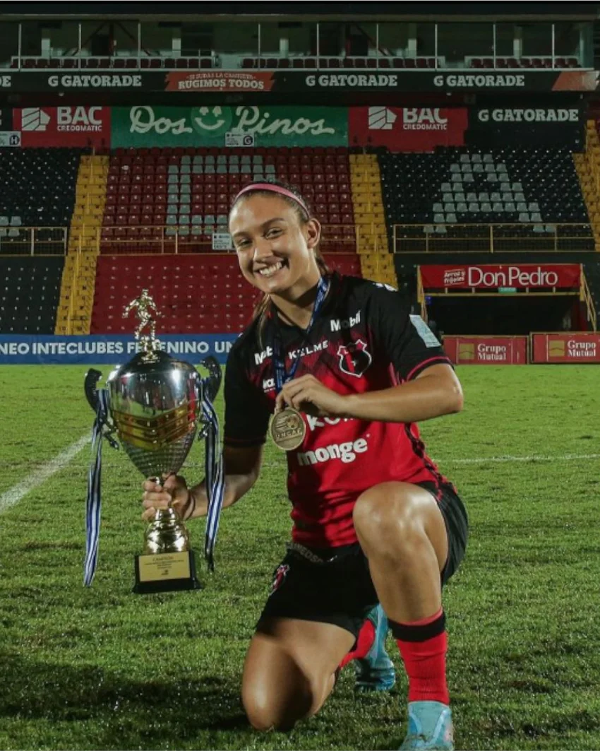 Jimena Rodríguez con trofeo durante su trayectoria futbolística