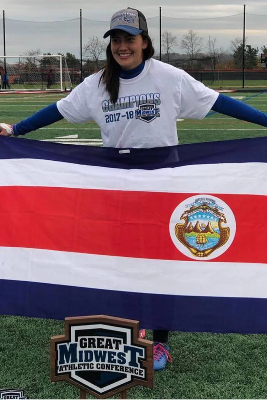 Kim Mora con la bandera de Costa Rica y un trofeo en Estados Unidos