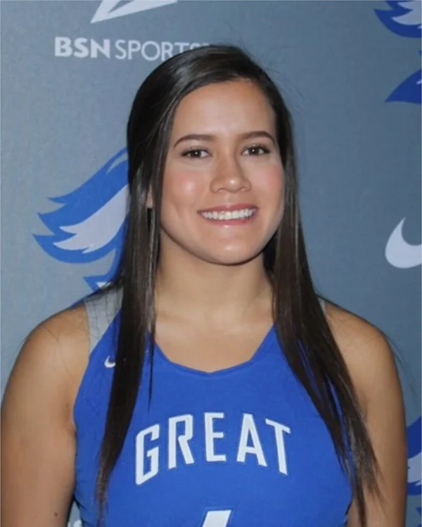 Valerie Kopper con uniforme de baloncesto